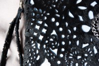 /album/fotogaleria-clutch-creek-black/bandolera-potro-troquelada-negro-detalle-jpg/